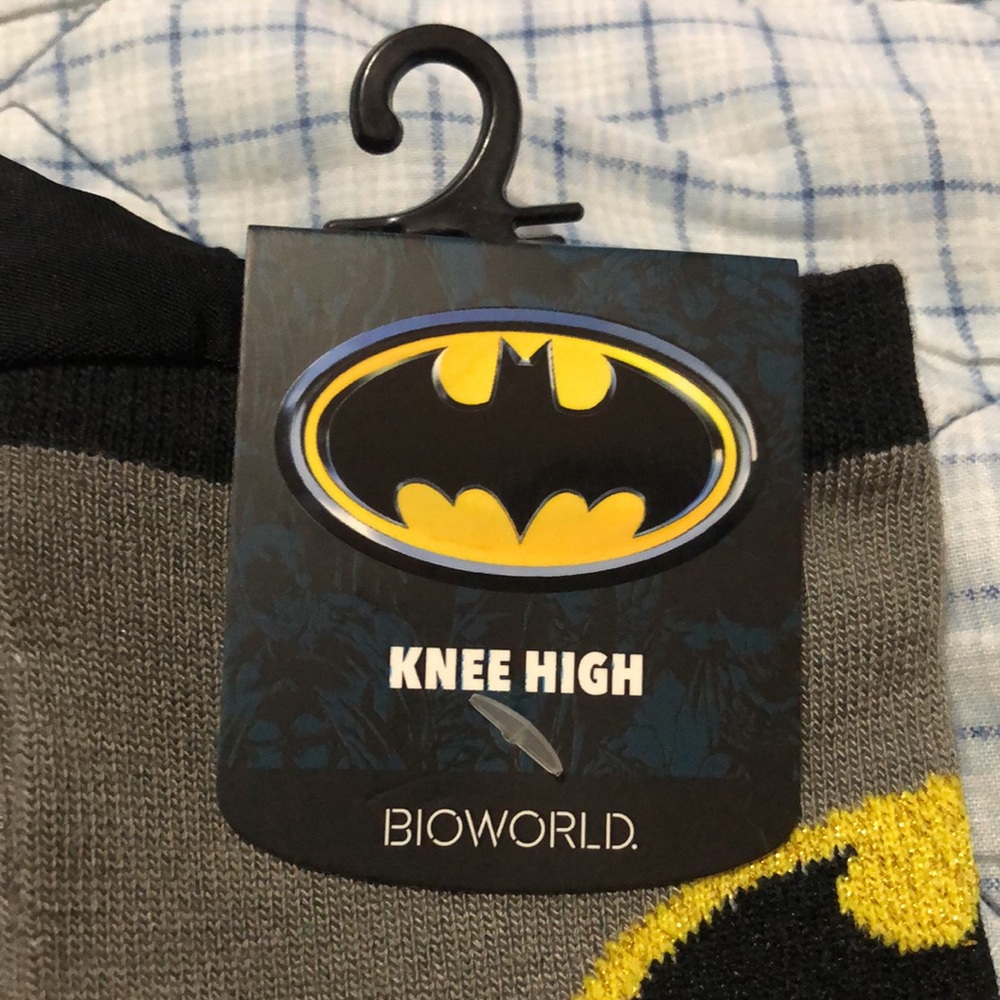 BioWorld | Knee High Batman Socks with Cape - Picture 2 of 8